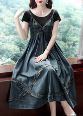 Vestido ajustado de algodón vaquero con tirantes finos, escote en V azul, diseño de patchwork arrugado y dobladillo extragrande